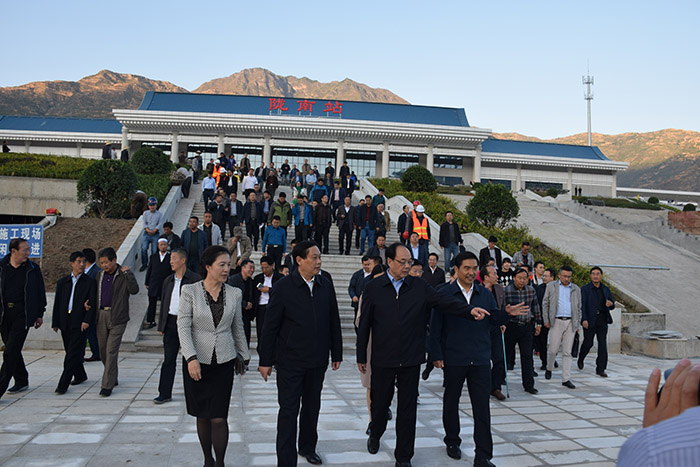 全國、省市政協(xié)委員體驗蘭渝鐵路、視察階州廣場