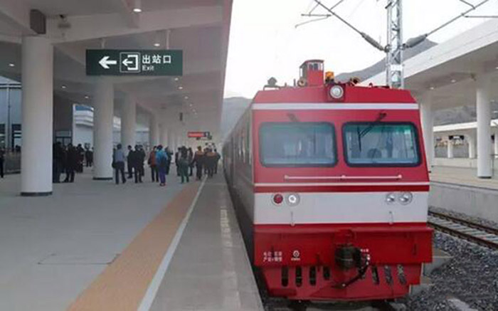 全國、省市政協(xié)委員體驗蘭渝鐵路、視察階州廣場