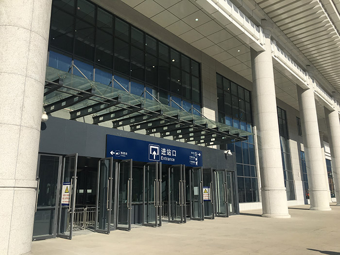 全國、省市政協(xié)委員體驗蘭渝鐵路、視察階州廣場