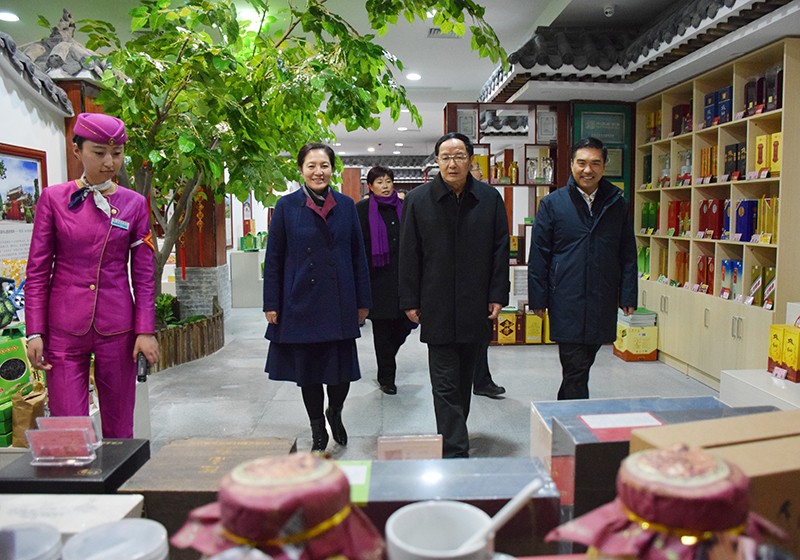 省委副書記歐陽堅(jiān)一行視察隴南站階州廣場(chǎng)