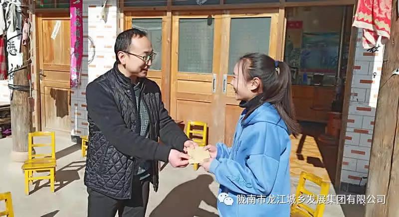 堅(jiān)持精準(zhǔn)幫扶，合力脫貧攻堅(jiān)——市龍江城鄉(xiāng)發(fā)展集團(tuán)、隴南太平洋財(cái)險(xiǎn)公司聯(lián)合開(kāi)展幫扶文縣橋頭鎮(zhèn)安子坡村2019年春節(jié)慰問(wèn)活動(dòng)