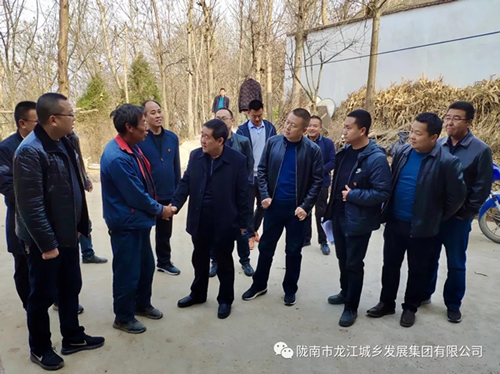 市龍江集團(tuán)在文縣橋頭鎮(zhèn)安子坡村開展“解難題、辦實(shí)事、送溫暖”活動(dòng)