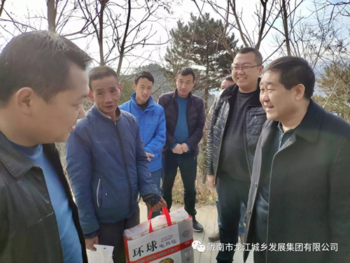 市龍江集團(tuán)在文縣橋頭鎮(zhèn)安子坡村開展“解難題、辦實(shí)事、送溫暖”活動(dòng)