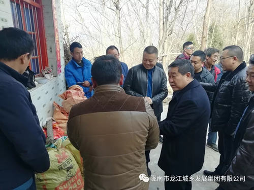 市龍江集團(tuán)在文縣橋頭鎮(zhèn)安子坡村開展“解難題、辦實(shí)事、送溫暖”活動(dòng)