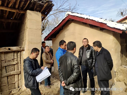 市龍江集團(tuán)在文縣橋頭鎮(zhèn)安子坡村開展“解難題、辦實(shí)事、送溫暖”活動(dòng)